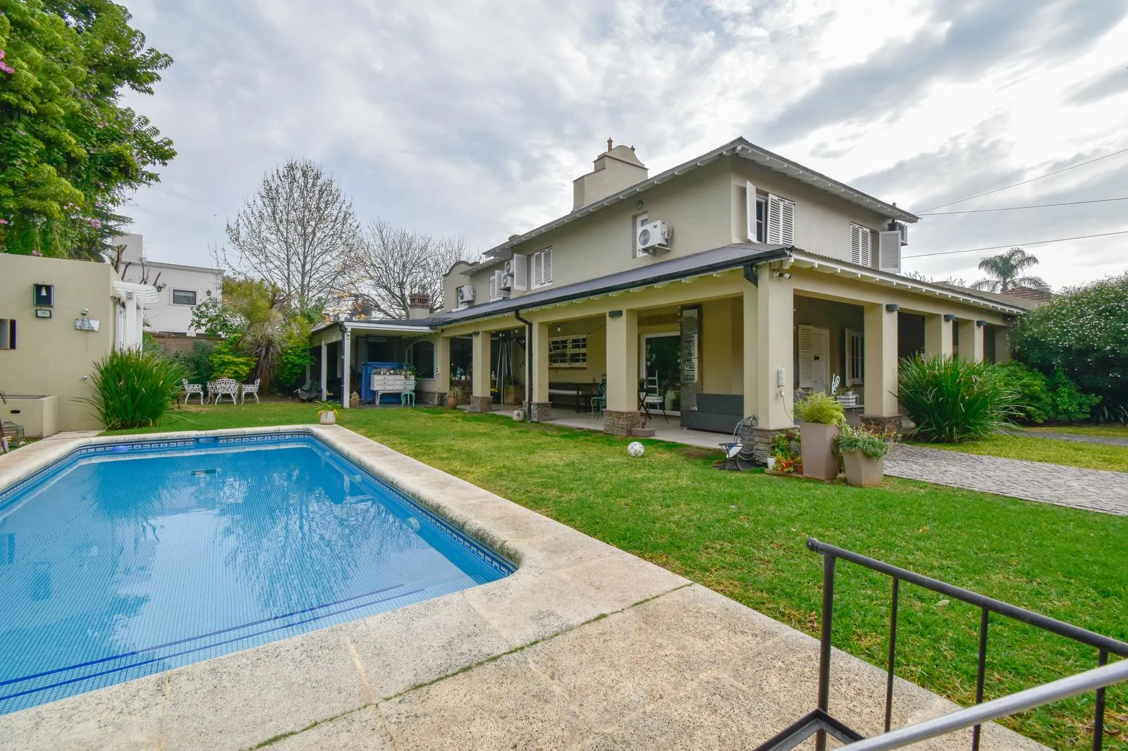 Casa de Pasaje Kennedy con jardín, piscina y galería