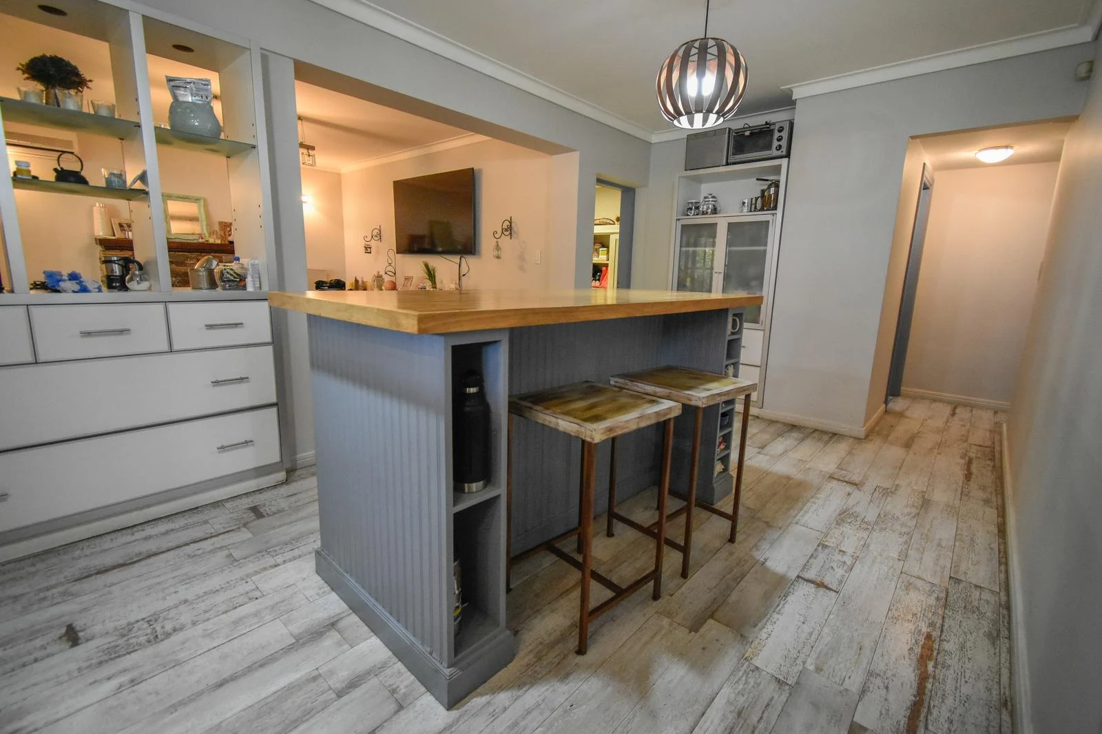 Cocina de Pasaje Kennedy con isla y muebles grises