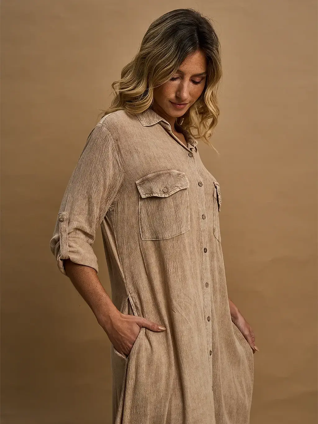 Detalle de textura, bolsillos y botones del Camisero Spa de Glam Ragazza