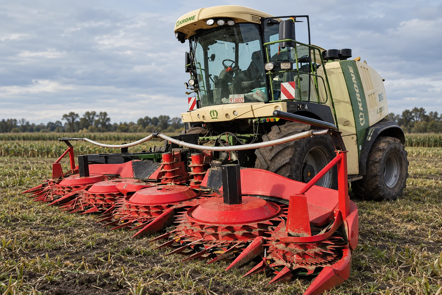 Composición del cabezal de forraje rojo, montado en una cosechadora y presentado en el campo