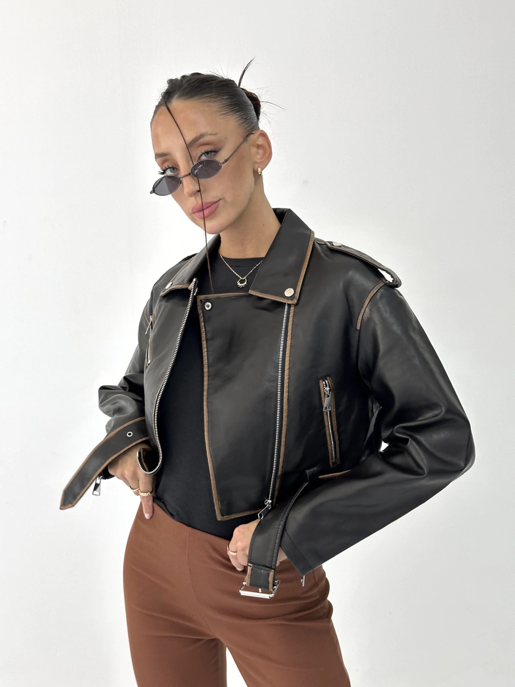 Campera Aiden de Snake Store: cuero negro, textura y detalles del estilismo