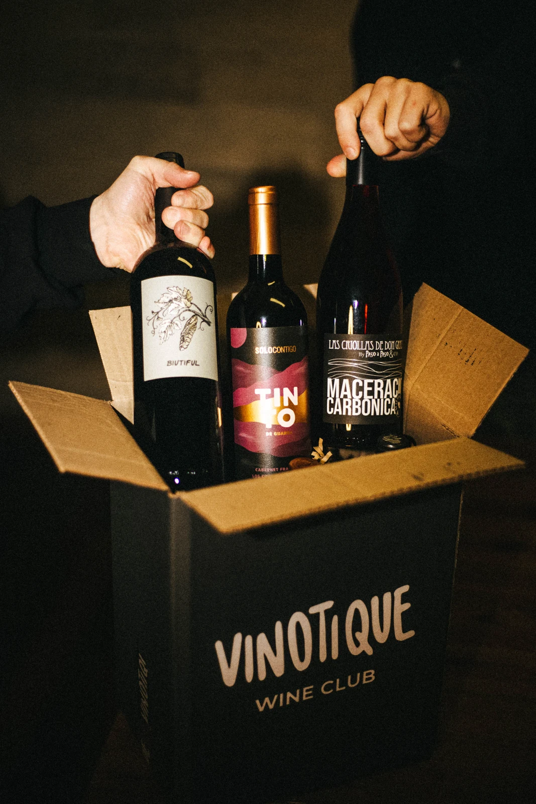 Tres vinos seleccionados en una caja de Vinotique Wine Club